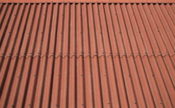 Toiture en fibrociment : combien coûte son remplacement ?